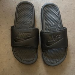 Black Nike Flip Flops