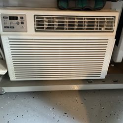 GE 550-sq ft Window Air Conditioner with Heater (230-Volt; 11800-BTU)