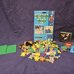 Plus Plus 3D puzzle pieces