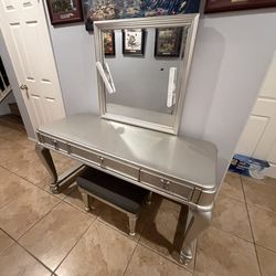 Vanity Mirror Set With Seat