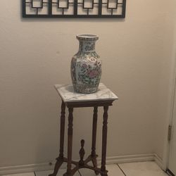 Nice End Table And Vase.. Delivery Is Available 