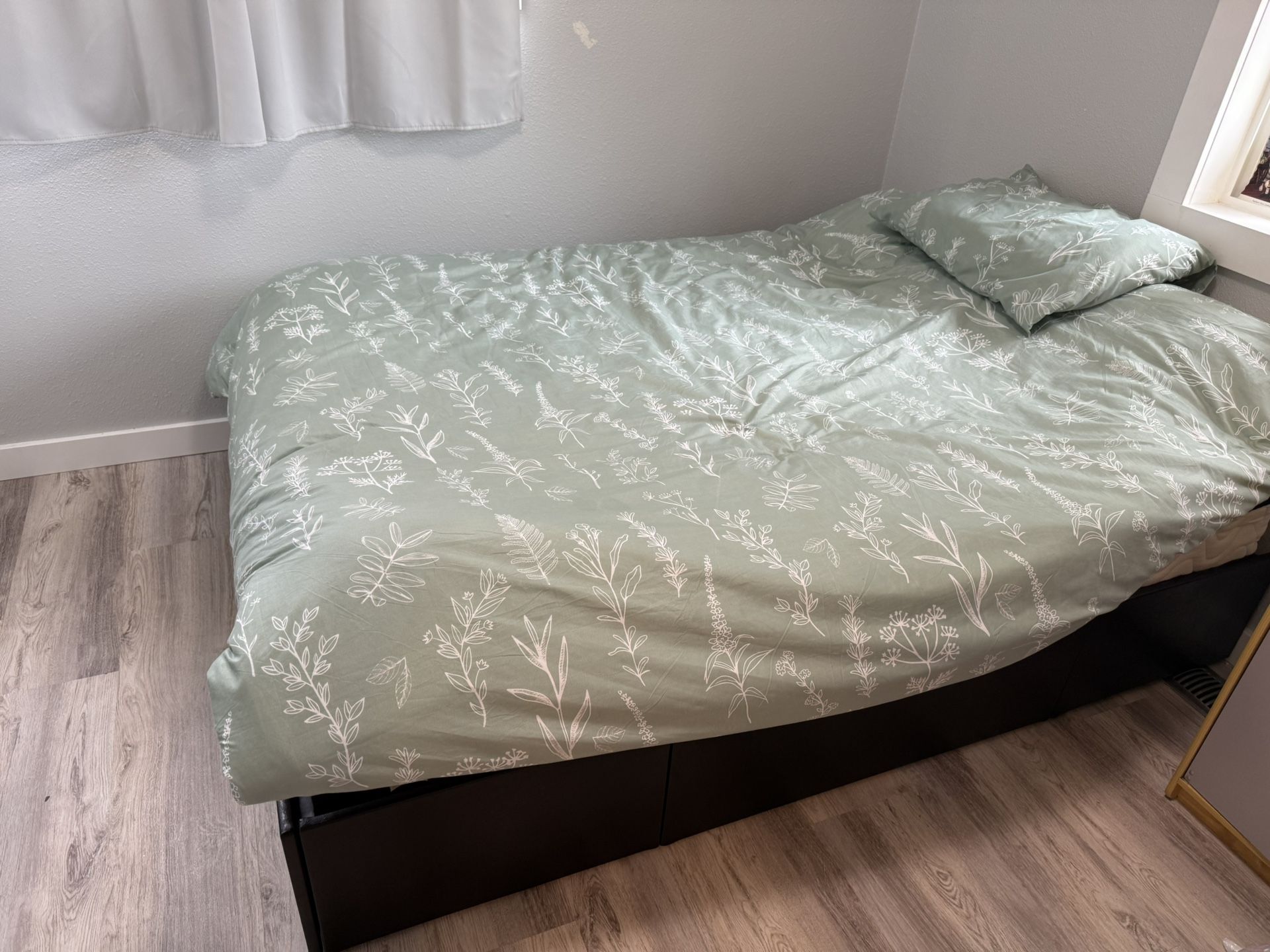 Full Size Bed With 3 Wire Drawers Under