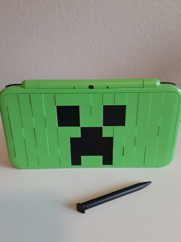 Nintendo 2DS XL Minecraft Creeper Limited Edition Handheld System