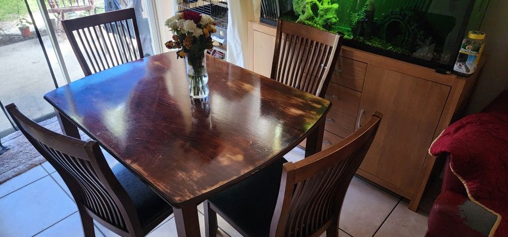 Table & Chairs