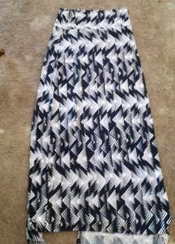 NEW WITH TAG LONG SKIRT SLIT IN BACK ( M )
