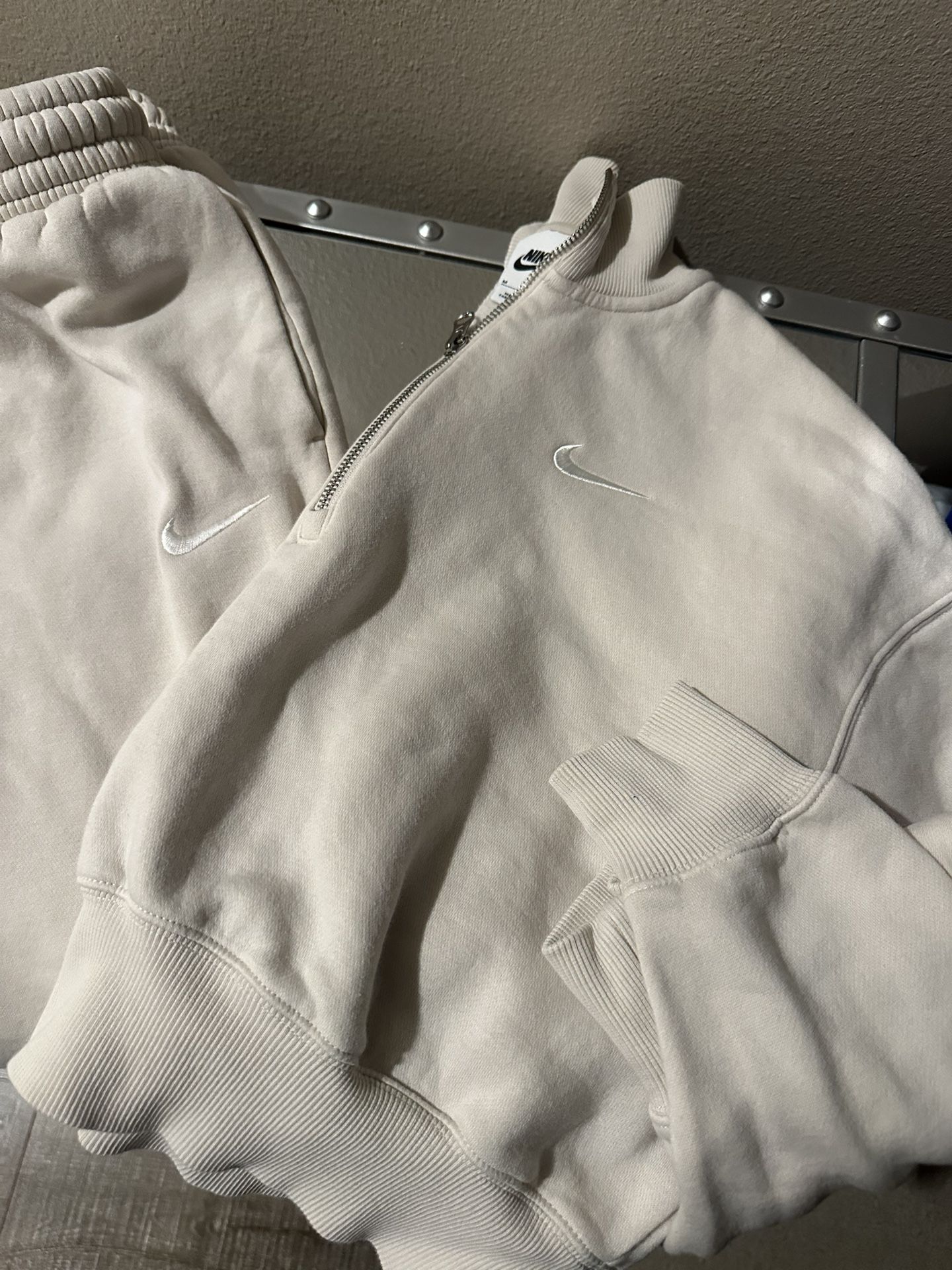 NIKE SWEAT SET • CROP SWEATSHIRT (M) • SWEAT PANTS (S) BEIGE