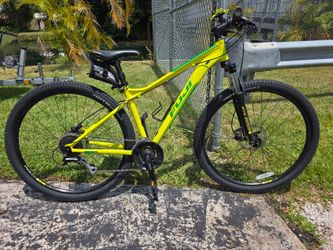 Fuji Nevada 1.7 29er Mountain Bike 17” Aluminum Frame Shimano Disc Brakes