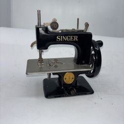Vintage Singer Model 20-10 Sewhandy Child's Toy Sewing Machine. Works