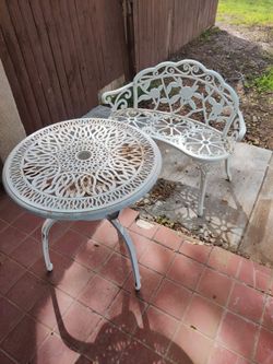 Patio bench and table (white)