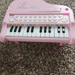 Girl Piano
