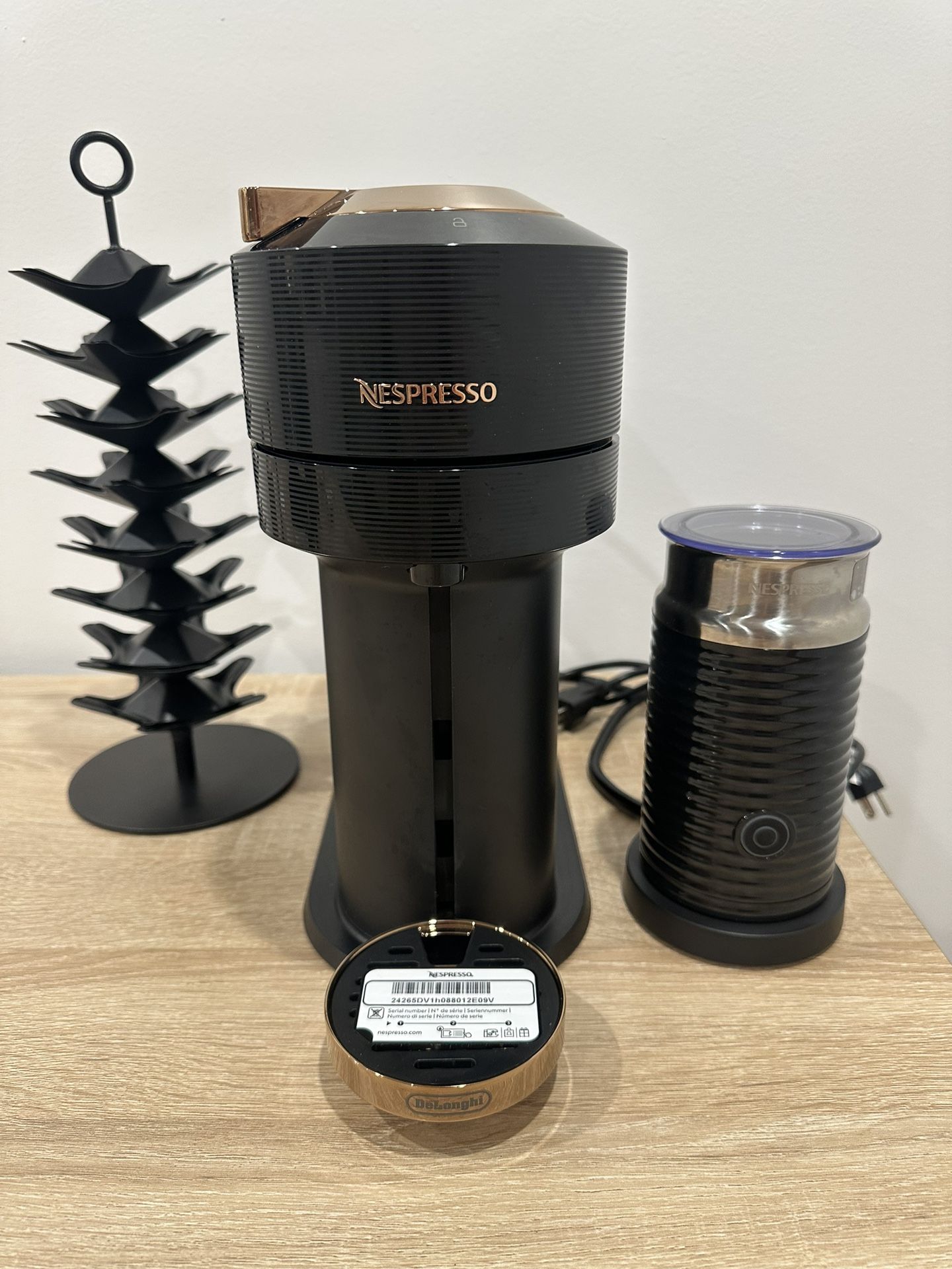 Like New Nespresso Vertuo Next Coffee and Espresso Machine by De'Longhi with Milk Frother ,1100 ml, Black And Rose Gold