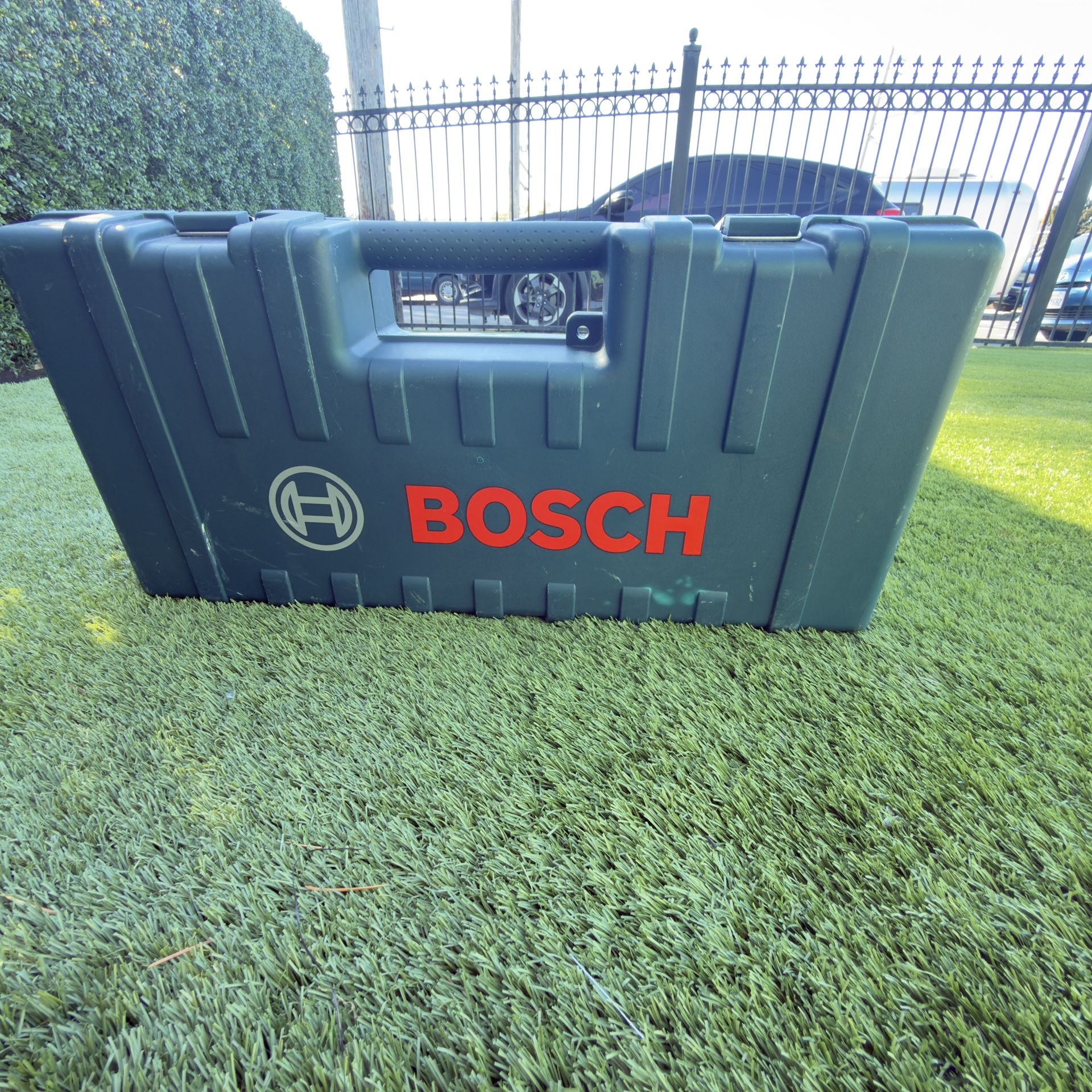 Bosch Bulldog Xtreme 8 Amp 1 in. Corded Variable Speed SDS-Plus Concrete/Masonry Rotary Hammer Drill 