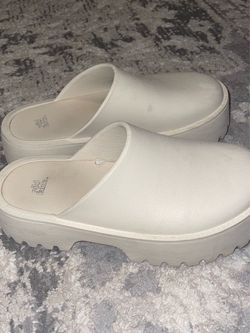 Creamy Platform Mule Clogs 8 1/2