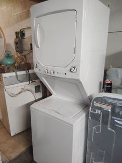 G.E STACKABLE WASHER AND DRYER EVERYTHING GOOD