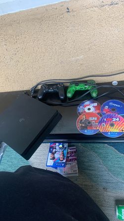 PS4 console with 2 controllers 4 games