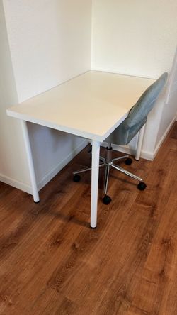 White Desk with swivel chair