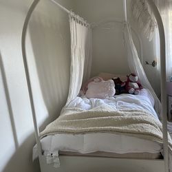 200$ THIS WEEK ONLY Crate And Barrel Canopy Bed White