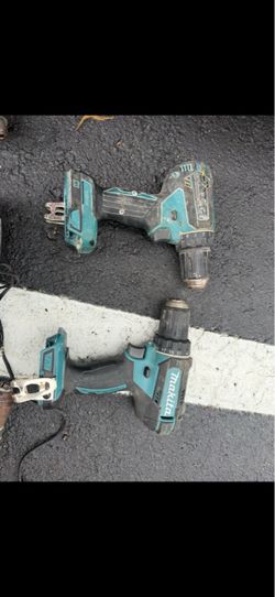 2 makita drills just drills bring your batteries to test selling both for 70$