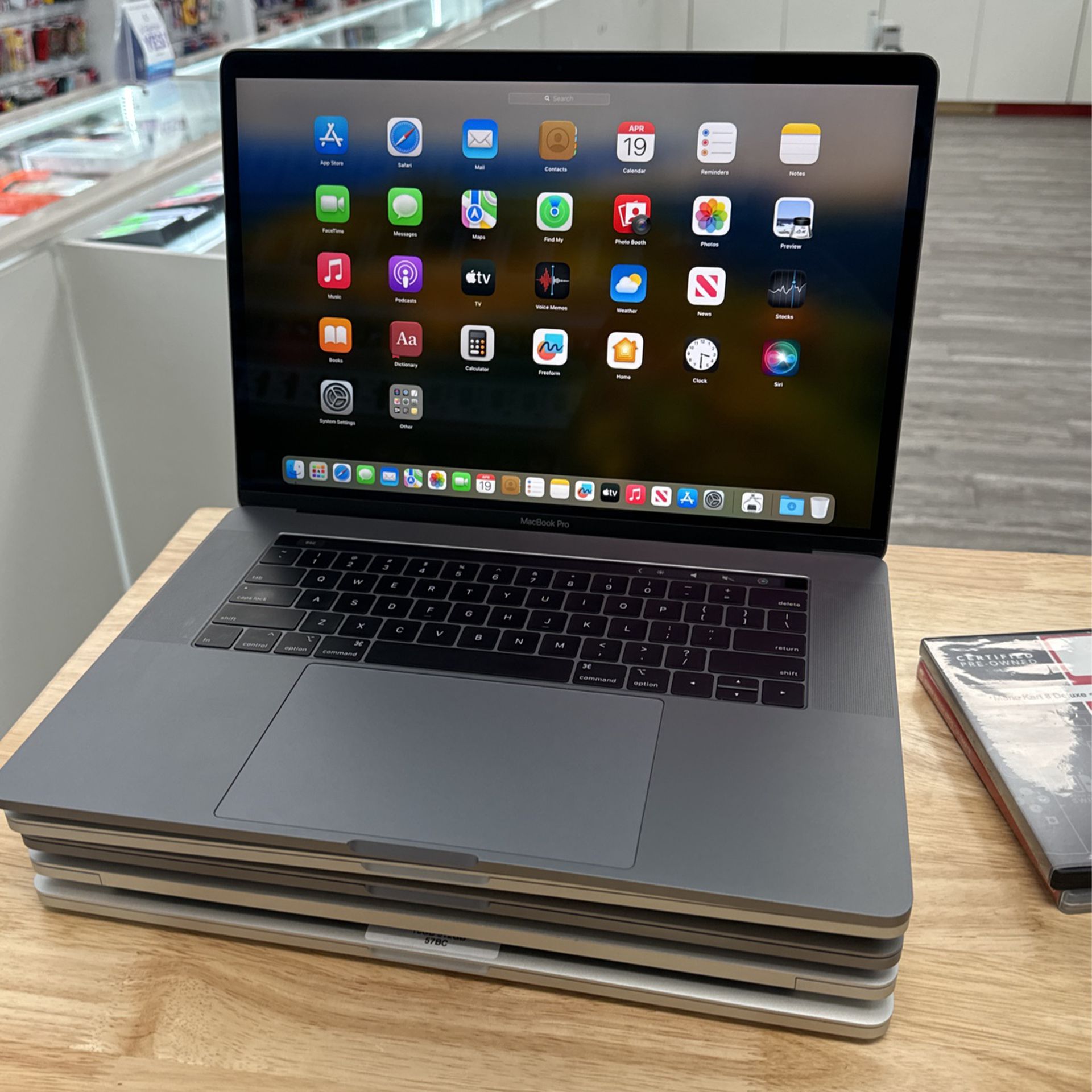MacBook 2018 15 Inch (50 DOWN) 512GB 16 Ram