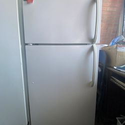 ❄️Frigidaire Apartment Size Refrigerator 🧊