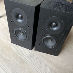 Pioneer Bookshelf Speakers 40$