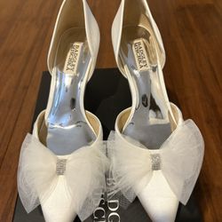 Badgley Mischka Women's Festive Pump Soft White Satin Designer Bridal 