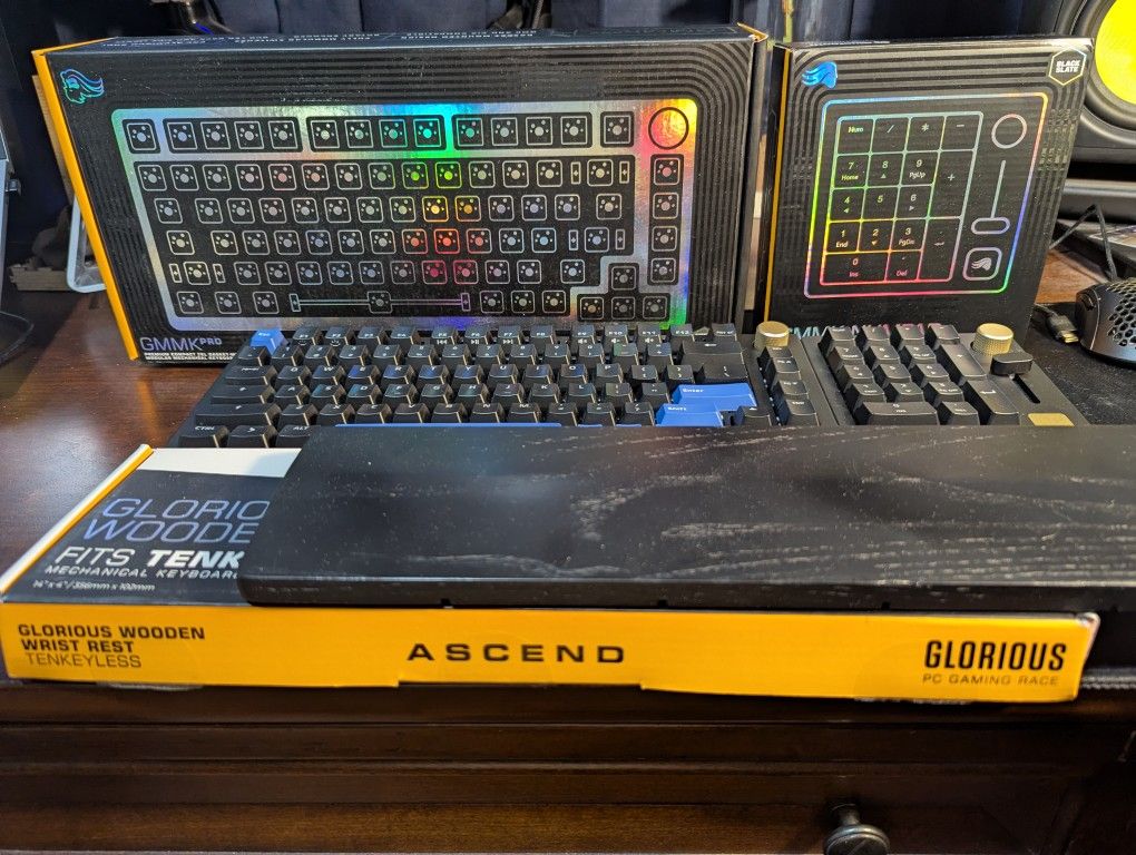 GMMK Pro V1 75% Keyboard, GMMK Numpad, Wooden Wrist Rest