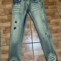 Blue distressed skinny jeans with a grunge vibe #distresseddenim #grunge