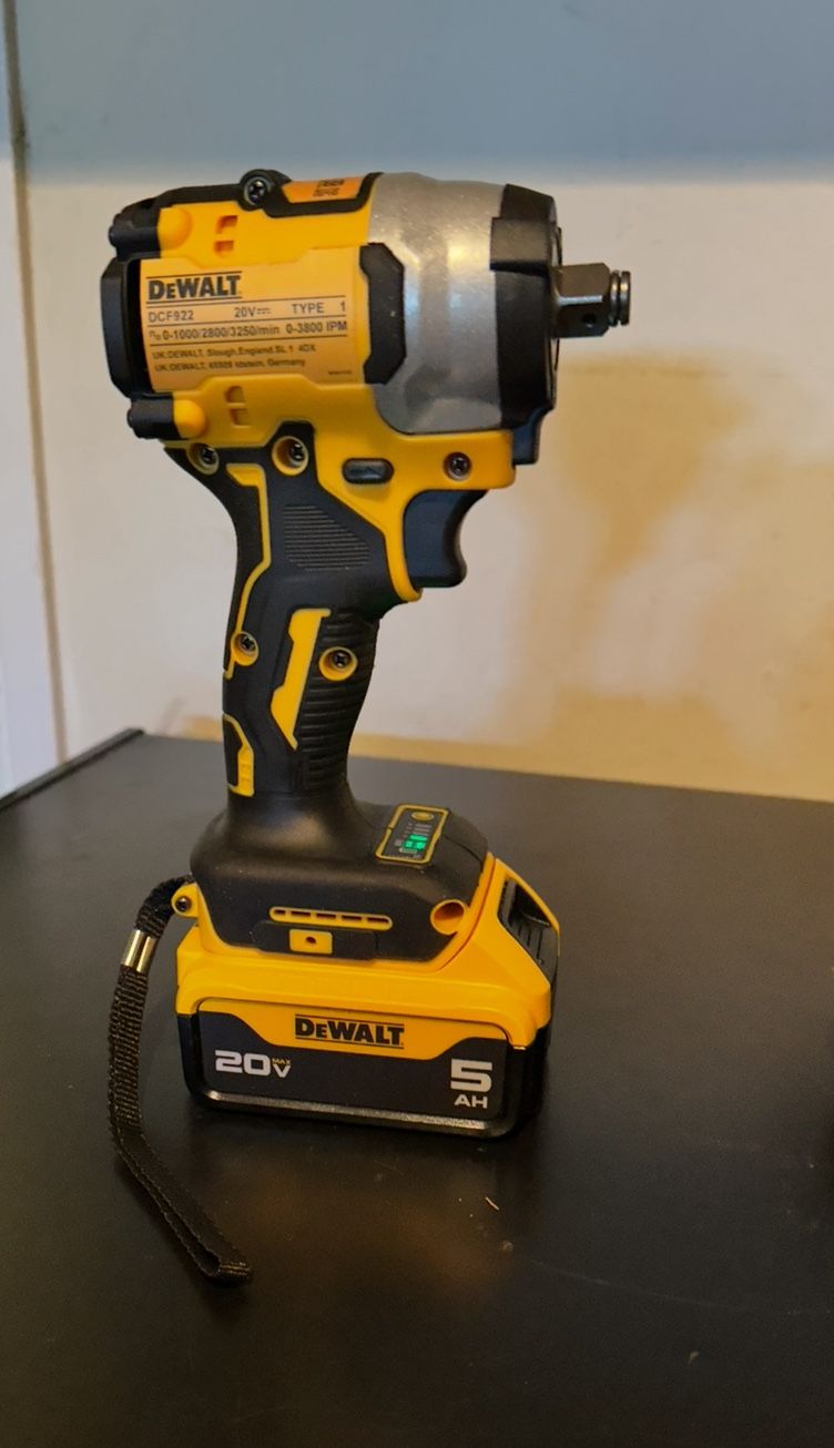 DEWALT DCF922 MID TORQUE 1/2” AND 1/4” Impact DRIVER
