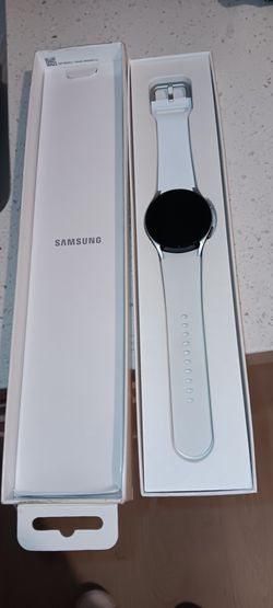 Brand New in the box SAMSUNG GALAXY 4 with charger and box