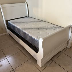 Twin Mattress/box spring/ Bed frame 