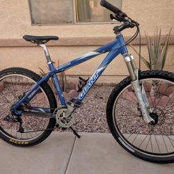 GIANT MENS MOUNTAIN BIKE. 17". ALUMINUM DUAL DISC BRAKES. FRESHLY TUNE UP 👌🏼