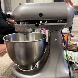 KitchenAid 3.5QT Stand Mixer – Classic Plus – Great Condition