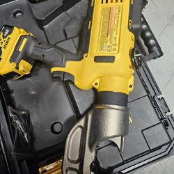 DEWALT (Brand Rating: 4.5/5)
20V MAX Cordless Died
Cable Crimping Tool with (2)
20V 4.0Ah Batteries,
Charger and Case