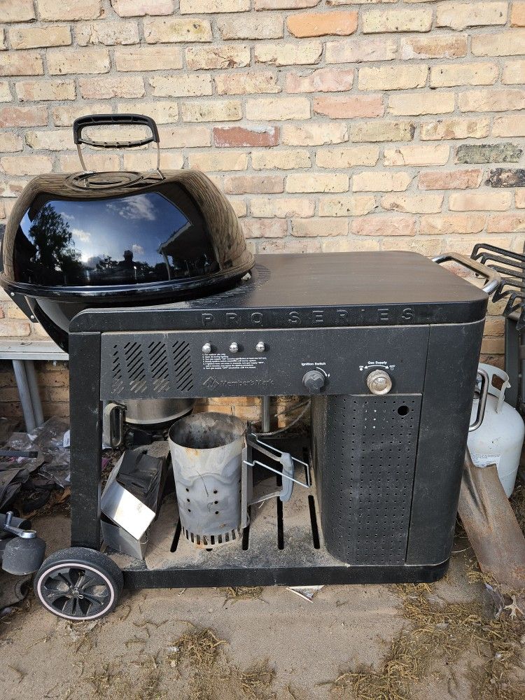Member's Mark Pro Series 22.5" Charcoal Grill with Gas Assist