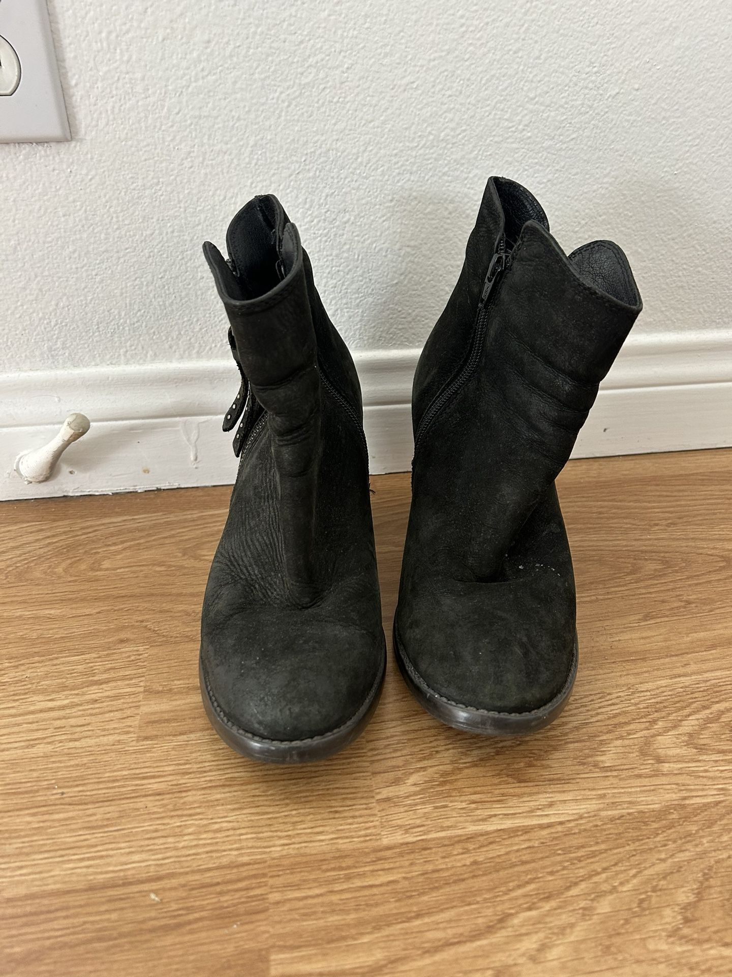 Steve Madden Black Leather Booties 