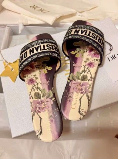 Fashion one-line flip-flops