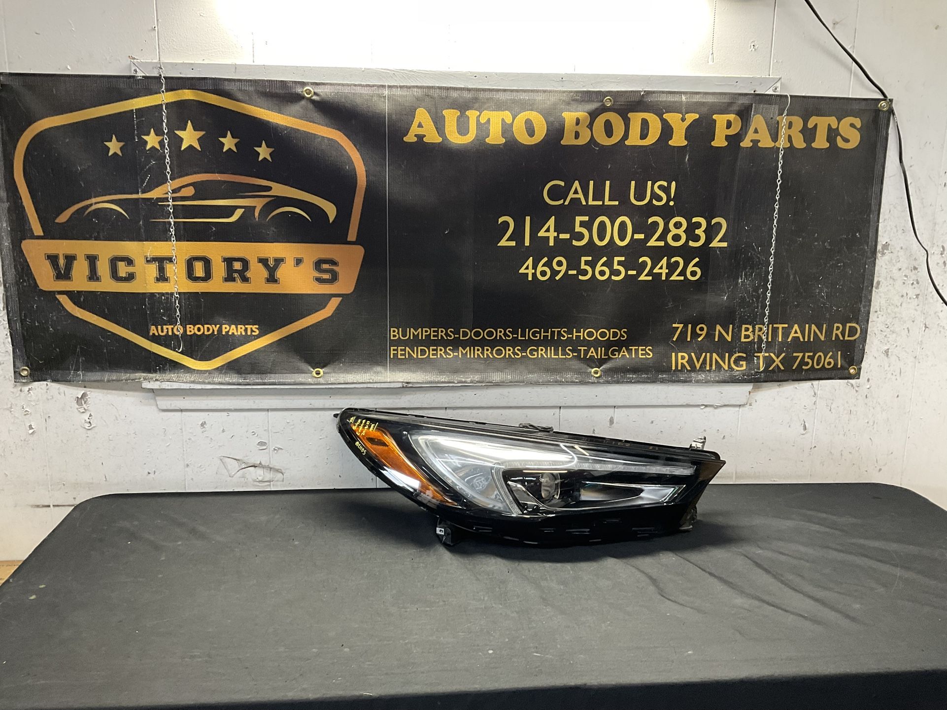 BUICK ENCLAVE 2018-2021 - RH HEADLIGHT OEM (ONE TAB REPAIRED)