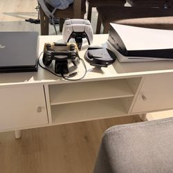 PS5, PS4, Mueble De TV Blanco Y TV. 