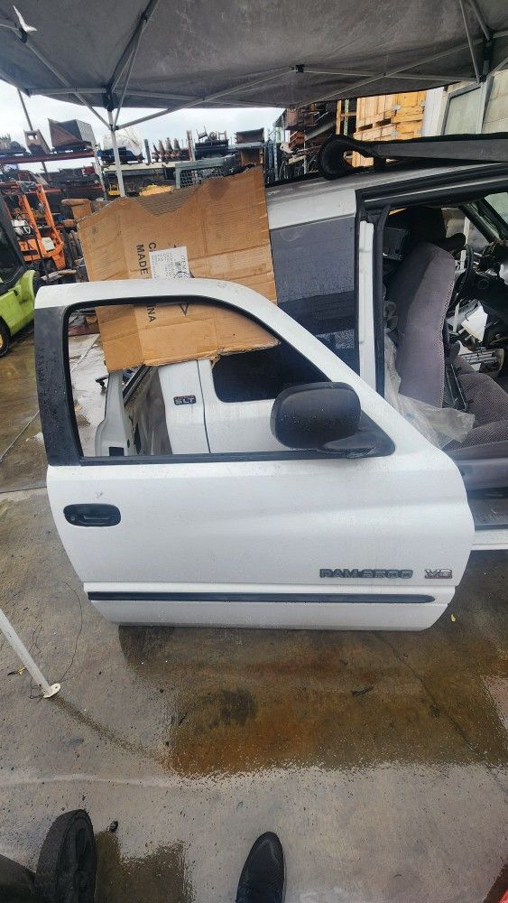 2000 Dodge Ram 2500 Doors And Mirrors (NO DRIVERS FRONT DOOR SOLD)