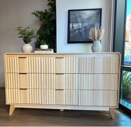 Modern Fluted 9-Drawer Dresser – Natural Oak Finish