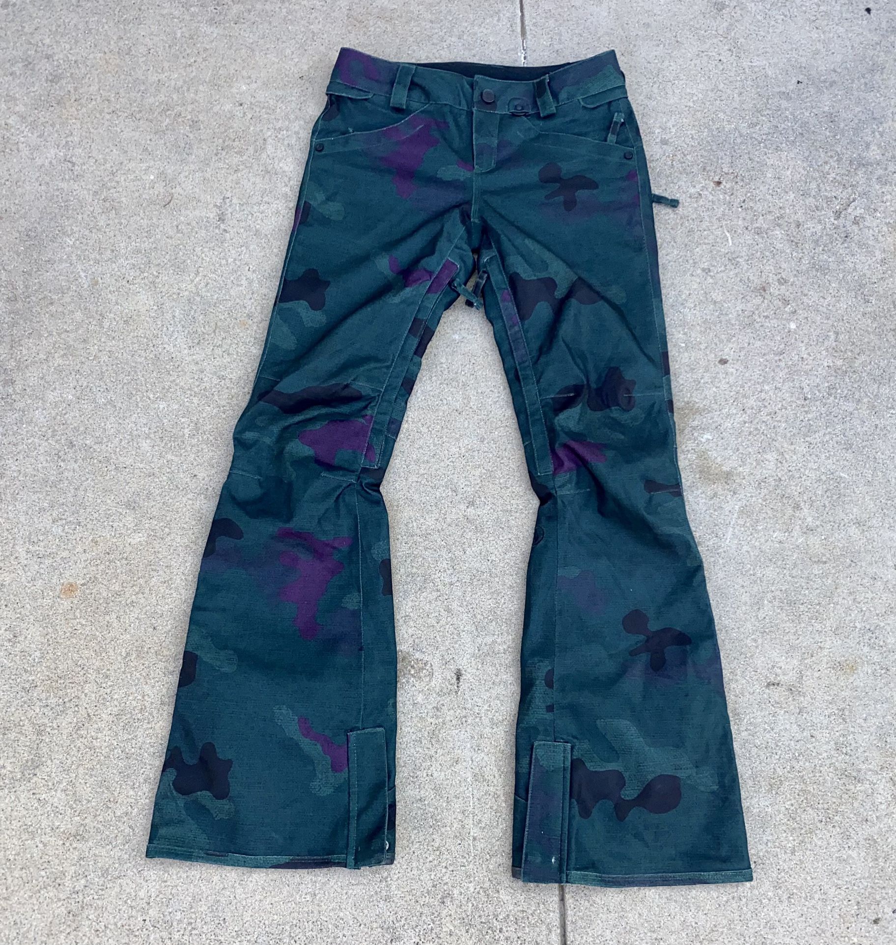 Women’s Forest Green Camo Print Volcom Snowboard pants Size XS