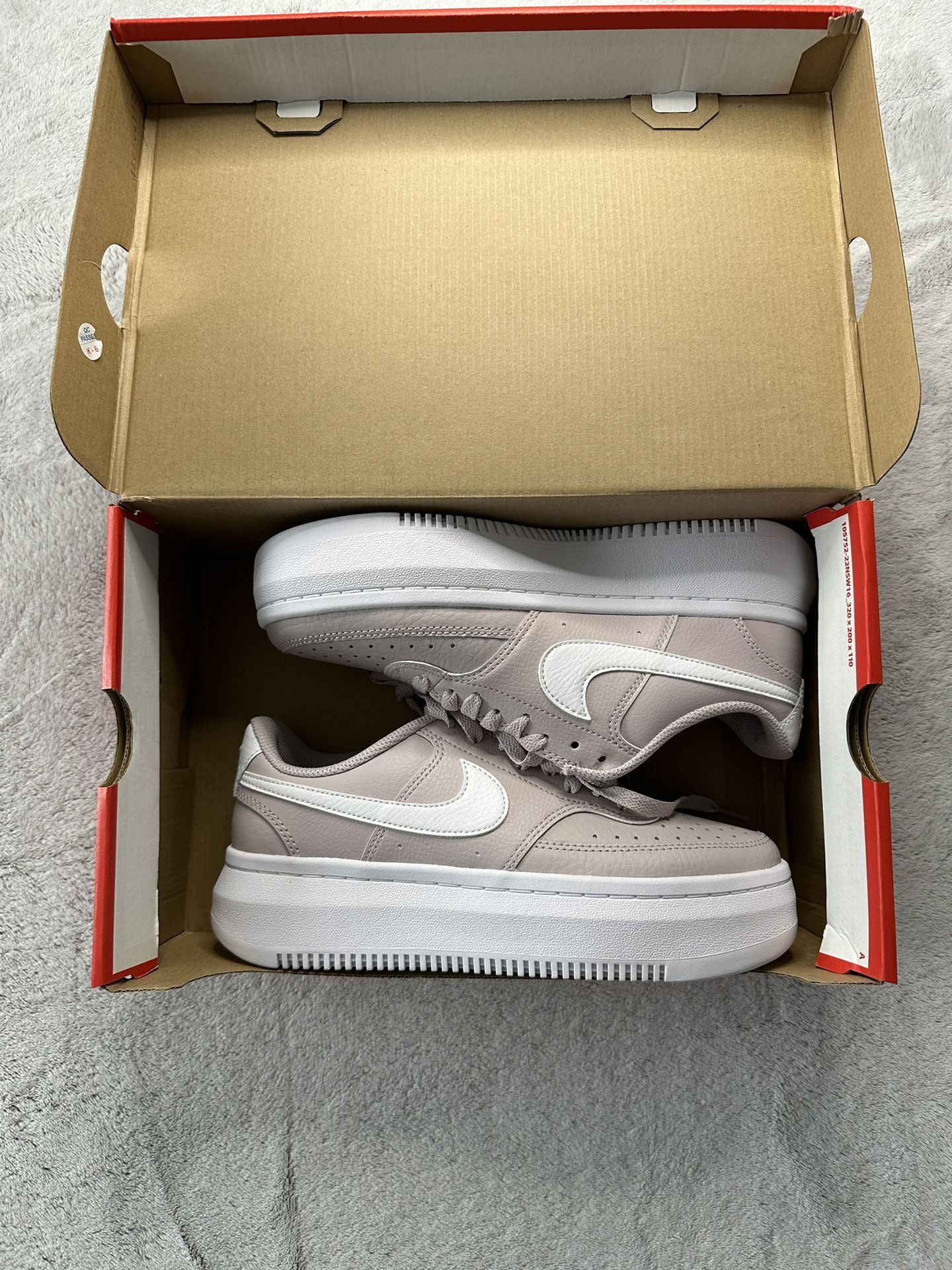 Nike court vision Alta platform - size 8 Women’s - brand new