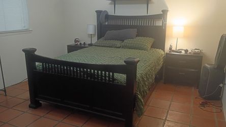 Dark Wood Queen Bed Frame with Tall Posts and mattres