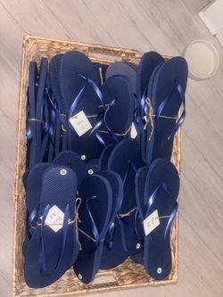 55 navy blue pairs of flip flops - various sizes