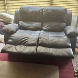 2 SEATER RECLINING LOVESEAT IN BLACK LEATHER WITH BOTH SEATS LYING FLAT TOO IF NEEDED