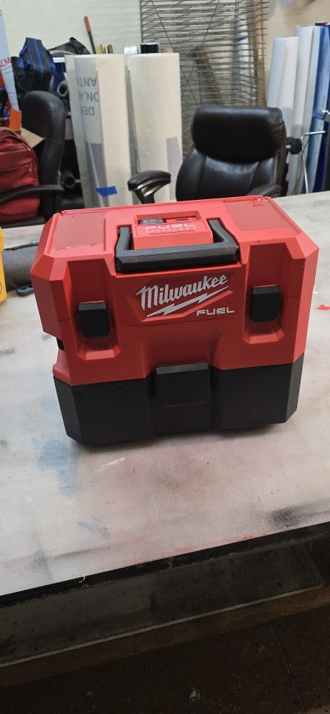 Milwaukee Vacuum M12