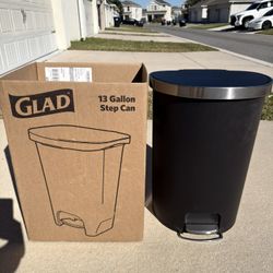 Selling a 13-gallon step trash can