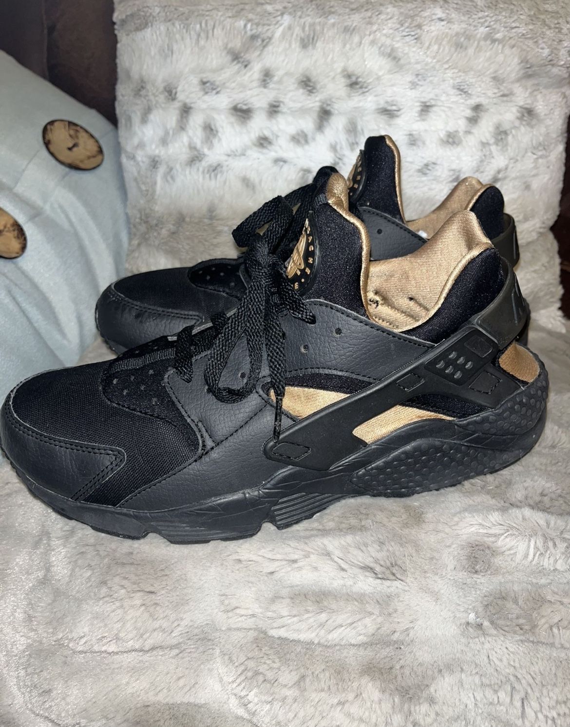 Nike huarache on sale metallic gold