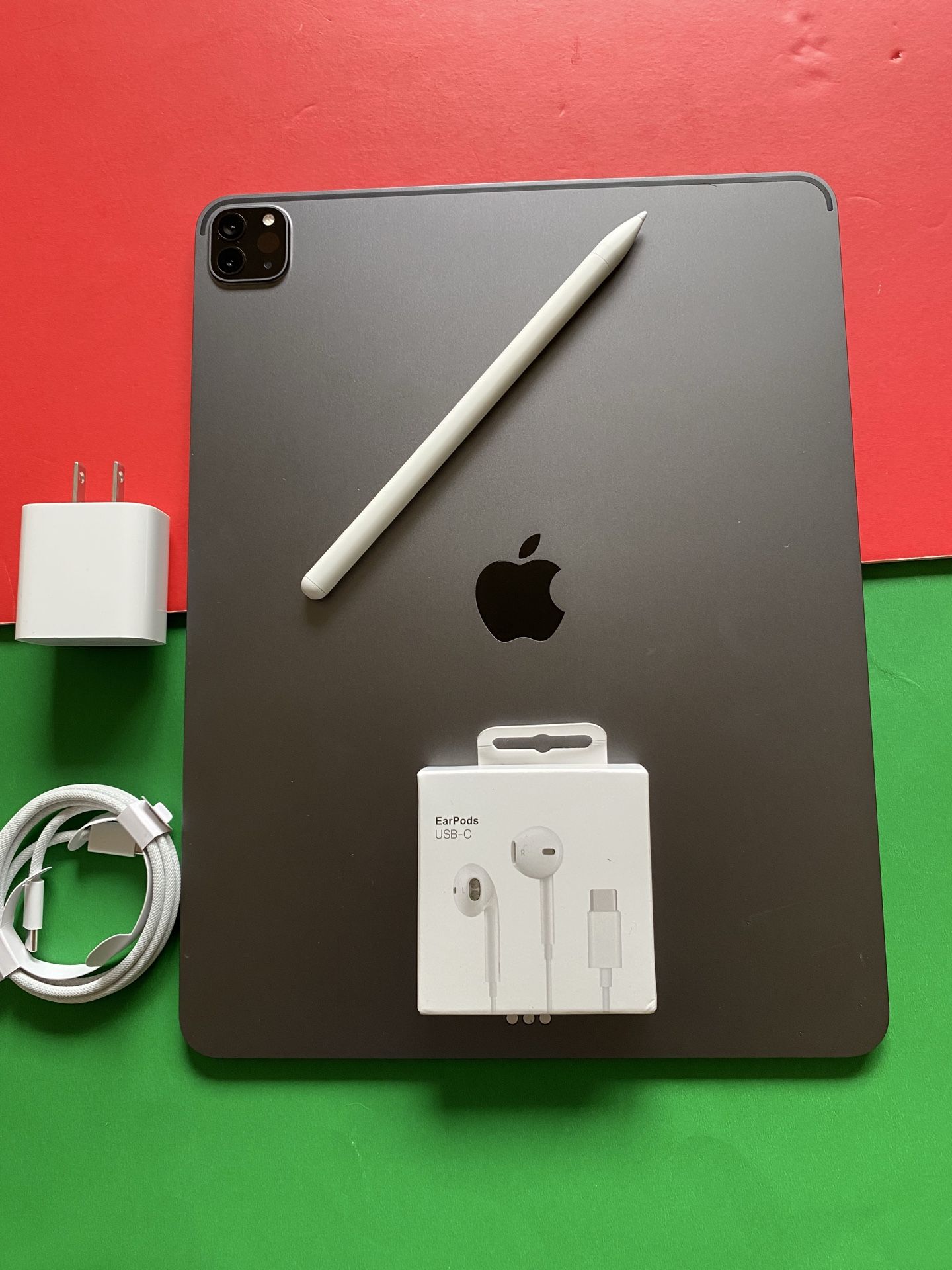 Apple IPad Pro 12.9” 5th Generation (M1 chip/ Face ID/2021) 128GB with pen, keyboard & Accessories